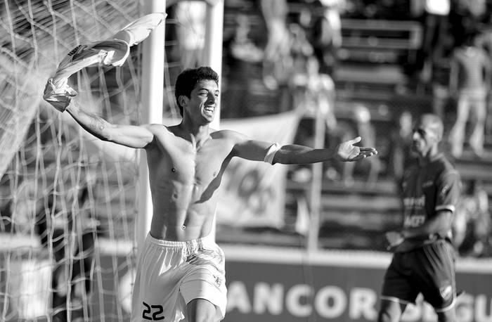 Pablo Caballero, ayer, tras convertir el cuarto gol de Cerro ante Nacional, en el estadio Luis Tróccoli. · Foto: Javier Calvelo