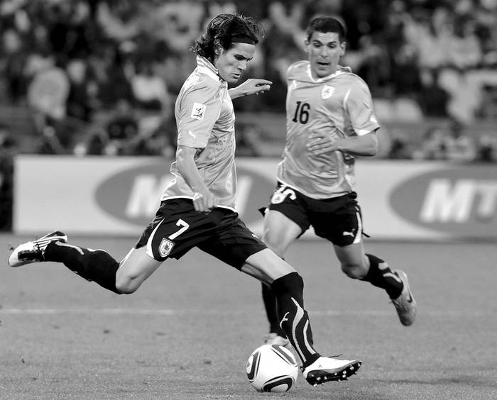 Edinson Cavani y Maximiliano Pereira, durante el partido ante México por el Mundial Sudáfrica 2010, en el estadio Royal Bafokeng
de Rustenburgo.  (archivo, junio de 2010) · Foto: Sandro Pereyra