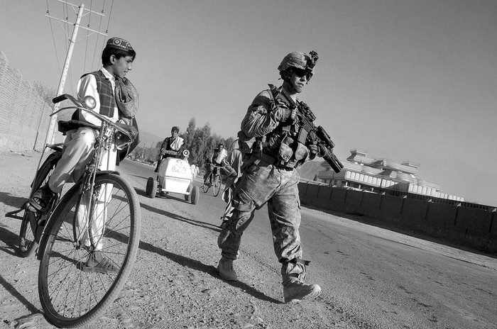 Soldados estadounidenses patrullan Kandahar, Afganistán, el jueves.  · Foto: Efe, Beris Rezee