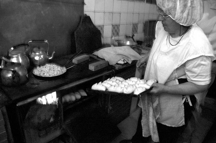Ana María Álvarez en la cocina de la posada El Capricho, en la Quebrada de los Cuervos, departamento de Treinta y Tres. (archivo, octubre de 2008) · Foto: Sandro Pereyra