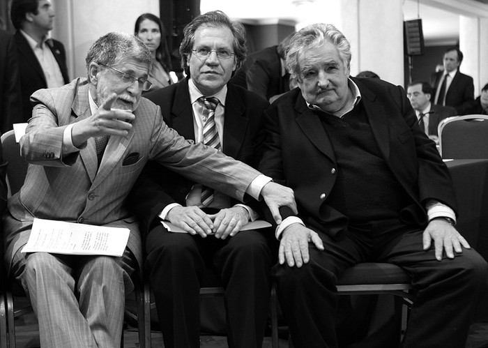 Celso Amorim, Luis Almagro y José Mujica, ayer, en el Parlasur. · Foto: EFE, Iván Franco