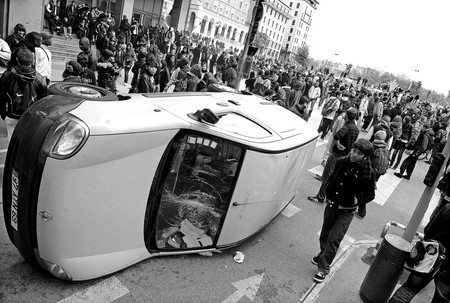 Estudiantes vuelcan un vehículo durante una protesta en Lyon. La escasez de combustible y la creciente participación juvenil en las protestas contra el aumento de la edad mínima jubilatoria en Francia
elevaron ayer la presión sobre el gobierno de Nicolas Sarkozy en vísperas de una nueva huelga general, considerada decisiva por los sindicatos. · Foto: Efe, Maxppp Stephan Guiochon Estudiantes vuelcan un vehículo durante una protesta en Lyon. La escasez de combustible y la creciente participación juvenil en las protestas contra el aumento de la edad mínima jubilatoria en Francia
elevaron ayer la presión sobre el gobierno de Nicolas Sarkozy en vísperas de una nueva huelga general, considerada decisiva por los sindicatos. · Foto: Efe, Maxppp Stephan Guiochon