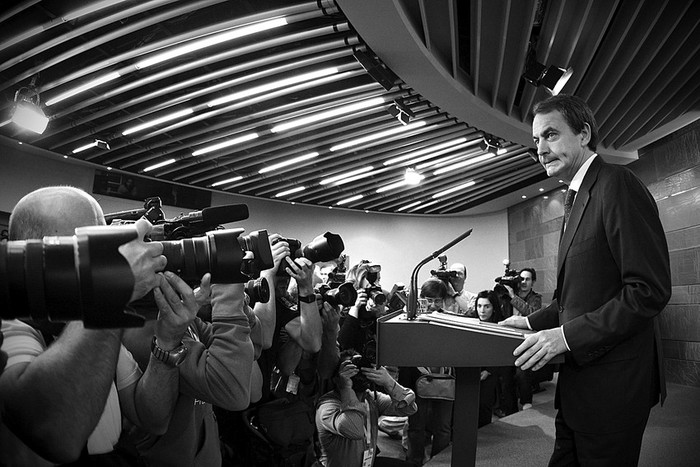 El presidente del Gobierno, José Luis Rodríguez Zapatero, ante numerosos fotógrafos durante la rueda de prensa que ofreció ayer en el
Palacio de la Moncloa. · Foto: Efe, Emilio Naranjo