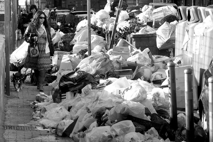 Basura acumulada en una calle de Nápoles, el lunes.  · Foto: Efe, Ciro Fusco