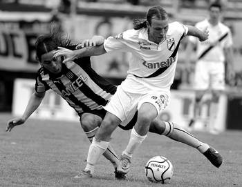 Marcelo Sosa, de Peñarol, y Mathías Riquero, de Danubio, ayer, en el estadio Centenario. Marcelo Sosa, de Peñarol, y Mathías Riquero, de Danubio, ayer, en el estadio Centenario.