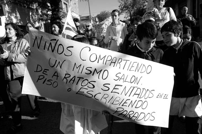 Marcha por soluciones para la escuela Checoslovaquia, el viernes en el Cerro de Montevideo. · Foto: Victoria Rodríguez