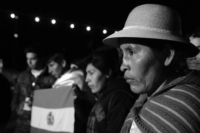 Familiares del minero boliviano Carlos Mamani recién llegados de Bolivia observan su rescate en un televisor en la vereda frente al hospital de Copiapó.
Ciudadanos de Copiapó festejan en las calles tras el rescate de los 33 trabajadores de la mina San José. · Foto: Nicolás Celaya