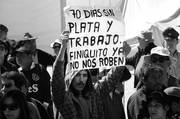 Trabajadores de la mina San José protestan en las afueras de la carpa donde se realiza una misa reclamando
que se les pague lo que se les debe y se los deje libres para conseguir nuevos trabajos.