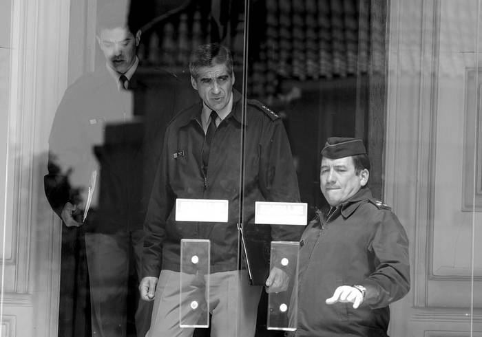 El comandante en jefe del Ejército, Jorge Rosales, ayer, cuando se retiraba de la sede del Ministerio de Defensa. · Foto: Nicolás Celaya