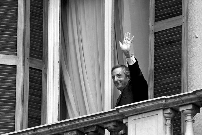 Néstor Kirchner, entonces presidente de la República Argentina, en el balcón del Palacio Estévez, luego de la ceremonia de asunción presidencial de Tabaré Vázquez. (archivo, marzo de 2005) · Foto: Fernando Morán
