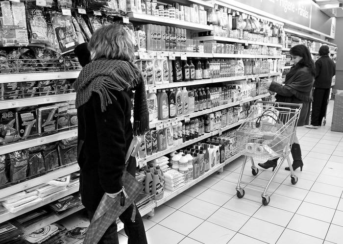 Clientes en un supermercado del Cordón, en Montevideo. (archivo, agosto de 2010) · Foto: Nicolás Celaya