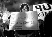 Un niño sostiene un cartel homenajeando al ex presidente argentino Néstor Kirchner en la Plaza de Mayo, en Buenos Aires.