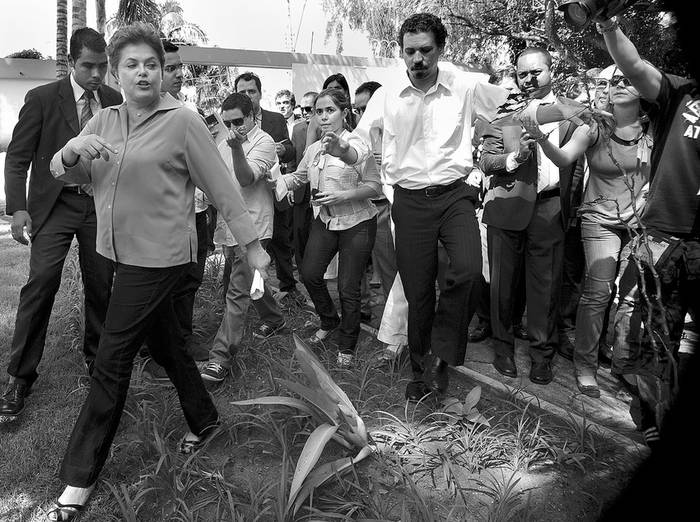 
Dilma Rouseff, ayer, cuando concurrió a una reunión con la Federación Única de los Petroleros (FUP), en Brasilia.  · Foto: Abr, Valter Campanato