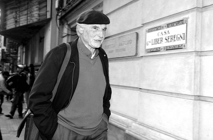 Ernesto Agazzi, ayer, cuando llegaba  a la sede del Frente Amplio a la reunión de la Agrupación de Gobierno · Foto: Nicolás Celaya