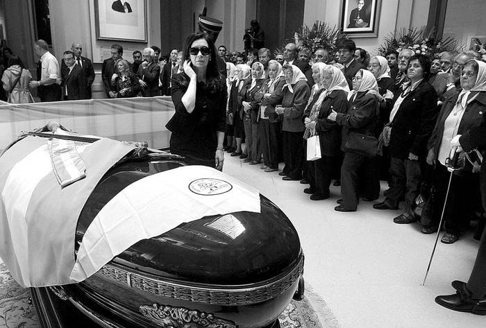 La presidenta Cristina Fernández junto al féretro de Néstor Kirchner, en el Salón de los Patriotas Latinoamericanos del Bicentenario, en la Casa Rosada · Foto: Presidencia argentina, s/d de autor