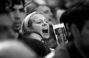 Miles de simpatizantes del ex presidente Néstor Kirchner  se congregan hoy,  en la Plaza de Mayo, frente a la Casa Rosada en Buenos Aires donde este son velados los restos del ex mandatario, esposo de la presidenta Cristina Fernández, quien falleció el miércoles en la Patagonia