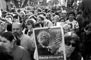 Miles de simpatizantes del ex presidente Néstor Kirchner en la Plaza de Mayo, frente de la Casa Rosada en Buenos Aires, donde son velados sus restos.  