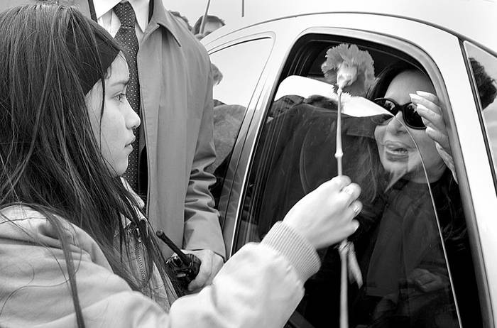 La presidenta argentina, Cristina Fernández de Kirchner, durante el cortejo fúnebre de Néstor Kirchner, el viernes en Río Gallegos.
 · Foto: Presidencia argentina, s/d de autor