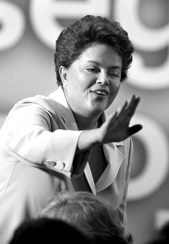 La presidenta electa de Brasil, Dilma Rousseff, saluda a sus seguidores
durante la celebración de su victoria contra José Serra, en la segunda
vuelta de las elecciones presidenciales.  · Foto: Efe, Marcelo Sayao