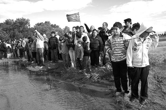 Público presente en la Playa Verde de Juan Lacaze, el domingo, cuando fueron esparcidas las cenizas de José Carbajal, El Sabalero. · Foto: Victoria Rodríguez