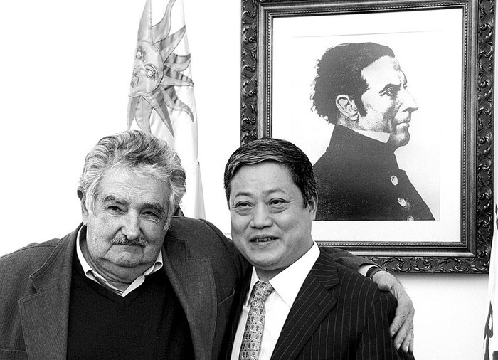 El presidente de la República, José Mujica, y Riu Liuqui, presidente de la empresa china HYX Group, ayer en la Torre Ejecutiva. · Foto: Presidencia, s/d de autor