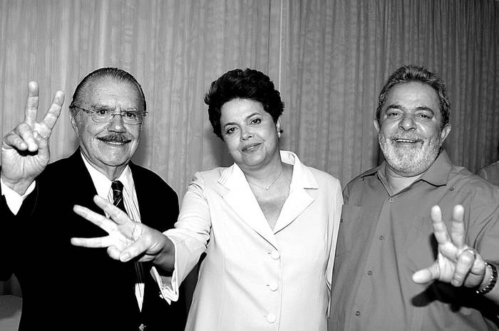 El presidente brasileño, Luiz Inácio Lula da Silva, y el presidente del Senado, José Sarney (izq.), rodean a Dilma Rousseff, presidenta
electa del país, durante la entrevista que mantuvieron ayer, en el Palacio de Alvorada de la ciudad de Brasilia, en Brasil. · Foto: Efe, Ricardo Stuckert, presidencia de Brasil