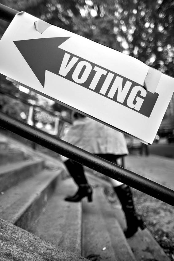 Una mujer entra en un colegio electoral en Washington DC para votar en las elecciones legislativas de mitad del mandato presidencial. · Foto: Efe, Jim Lo Scalzo