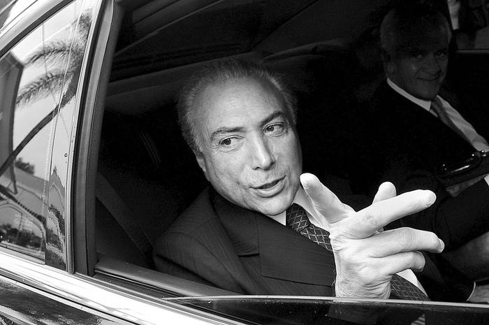 El vicepresidente electo en Brasil, Michael Temer (PMDB), llega a la residencia de la presidenta, Dilma Rousseff, para  un desayuno de trabajo.  · Foto: EFE, Fernando Bizerra Jr