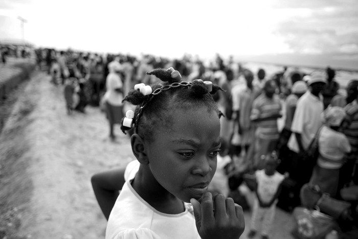 Refugiados haitianos esperan en el campo de desplazados de Corail, a las afueras de Puerto Príncipe, a ser evacuados ante la llegada de la tormenta tropical Tomas. · Foto: Efe, Martín Cáceres