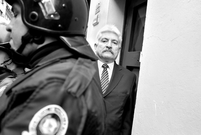 El general Miguel Dalmao, ayer, cuando llegaba al juzgado de la calle Misiones donde fue notificado del pedido de procesamiento en su contra por el homicidio de la militante comunista Nibia Sabalsagaray, en 1974. · Foto: Javier Calvelo