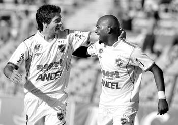 Diego Chávez y Santiago García, ayer, tras el tercer gol de Nacional ante Central Español, en el estadio Centenario Diego Chávez y Santiago García, ayer, tras el tercer gol de Nacional ante Central Español, en el estadio Centenario