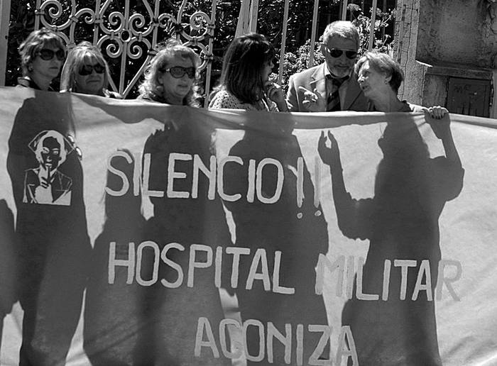 El coronel retirado Eduardo Ferro estuvo entre los manifestantes frente al Hospital Militar, el viernes. · Foto: Victoria Rodríguez