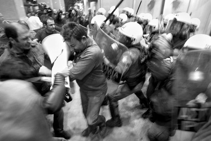 Trabajadores de los astilleros se enfrentan a la Policía durante la manifestación que han llevado a cabo frente al Ministerio de Finanzas griego en Atenas, mostrando su malestar ante la grave situación de desempleo que viven. · Foto: Efe, Pantelis Saitas