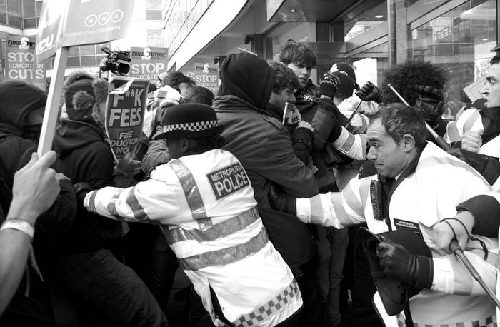 La Policía intenta evitar la entrada de los estudiantes en la sede del Partido Conservador durante los incidentes en Londres, Reino Unido. · Foto: Efe, Facundo Arrizabalaga