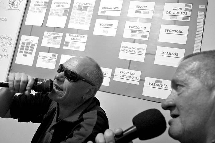 Radio Vilardevoz, Adhemar y Mario. Montevideo, 2010. · Foto: Ricardo Antúnez