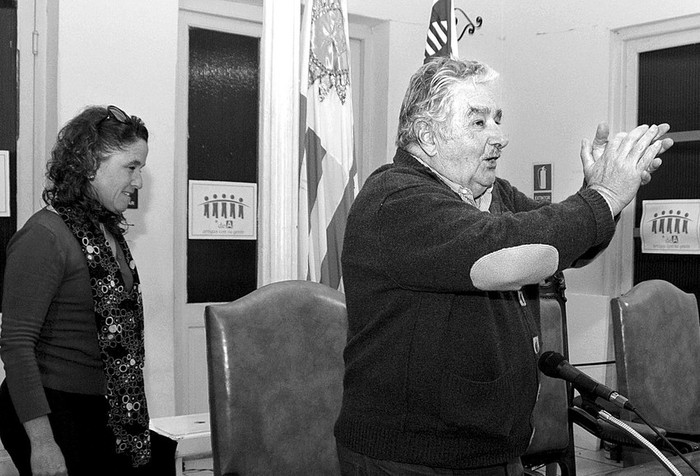 El presidente José Mujica y la intendenta de Artigas, Patricia Ayala, ayer, al comienzo de la reunión en la que el mandatario dio respuesta a las demandas planteadas en el Consejo de Ministros realizado en setiembre en la plaza de Artigas. · Foto: Presidencia, s/d de autor