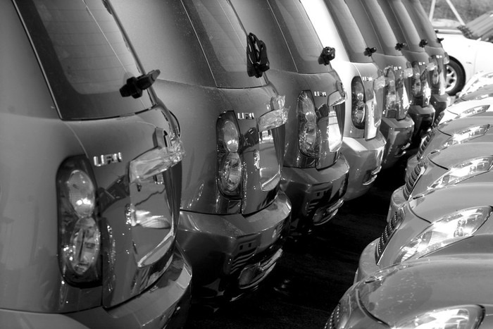 Autos recién fabricados prontos para salir al mercado en la planta industrial de Efa Motors. (archivo, abril de 2010) · Foto: Victoria Rodríguez