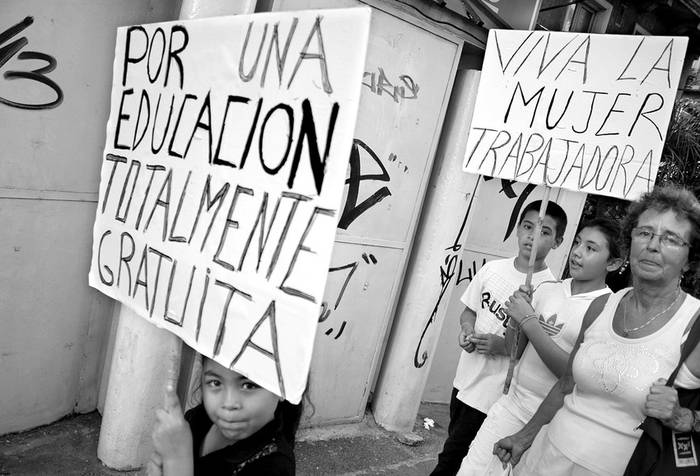 Marcha convocada por Asamblea Popular, ayer, por el Día Internacional de la Mujer en la avenida 18 de Julio. · Foto: Victoria Rodríguez