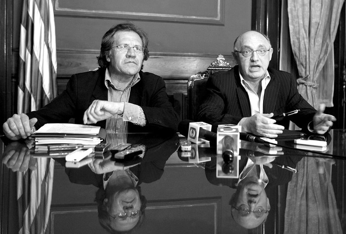 El canciller Luis Almagro y su par argentino, Héctor Timerman, ayer, durante la conferencia de prensa que brindaron para explicar el acuerdo alcanzado para el control de la planta de celulosa de UPM (ex Botnia) y el 
monitoreo conjunto de las aguas del río Uruguay. · Foto: EFE, Iván Franco