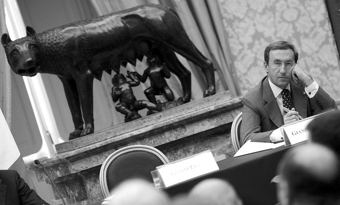 El presidente del Parlamento italiano, Gianfranco Fini, ayer en el Parlamento en Roma.  · Foto: Efe, Ettore Ferrari