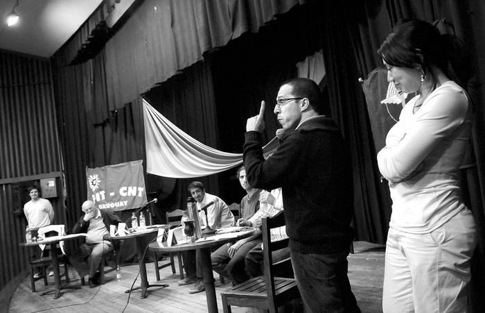 Mesa redonda en el teatro de AEBU de los jóvenes trabajadores en el ámbito sindical. · Foto: Nicolás Celaya