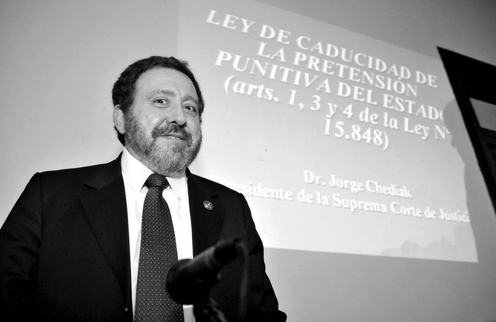 El presidente de la Suprema Corte de Justicia, Jorge Chediak, durante la conferencia que brindó en el Ateneo de Montevideo. · Foto: Javier Calvelo