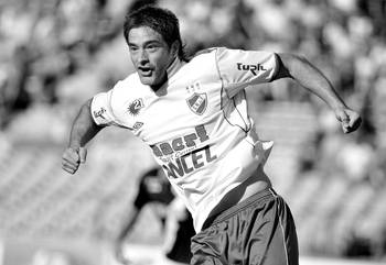 Diego Chávez, ayer, tras el segundo gol de Nacional ante Danubio en el estadio Centenario. Diego Chávez, ayer, tras el segundo gol de Nacional ante Danubio en el estadio Centenario.