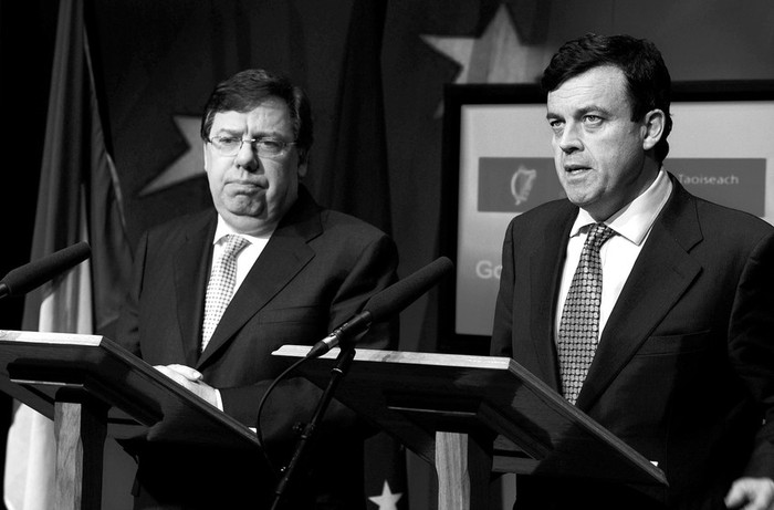 El primer ministro y el ministro de Finanzas irlandeses, Brian Cowen y Brian Lenihan, respectivamente, durante una rueda de prensa en Dublin. · Foto: Efe, Stringer