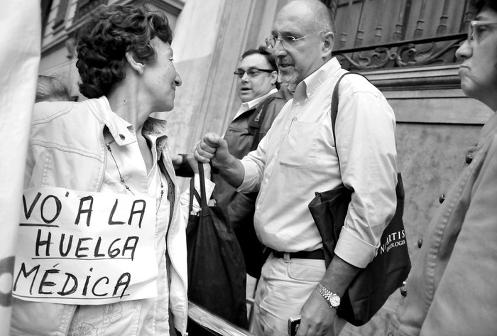 El dirigente de las Sociedades Anestésico-Quirúrgicas (SAQ), Gustavo Malfatto, ayer cuando se retiraba del Ministerio de Salud Pública.  · Foto: Javier Calvelo