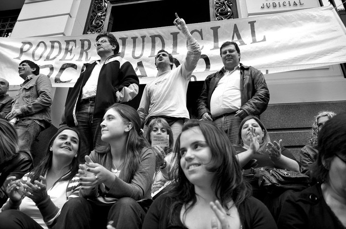 Los trabajadores del Poder Judicial, ocuparon la sede de la Suprema Corte de Justica, ayer.  · Foto: Javier Calvelo