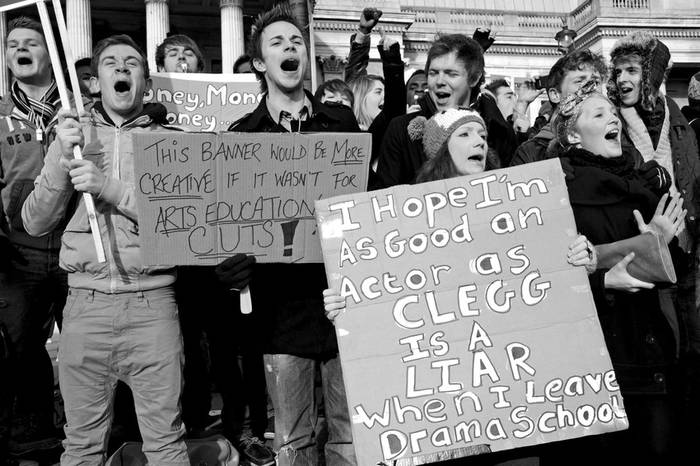 Estudiantes muestran carteles en contra de los recortes en Educación anunciados por el gobierno británico en una manifestación convocada en Trafalgar Square, en Londres. · Foto: Efe, Horacio Villalobos