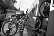 Temprano en la mañana, trabajadores suben al tren con sus bicicletas en Parada Rodó, Canelones.