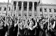 Performance del colectivo mujeres de negro, ayer en el Palacio Legislativo. 