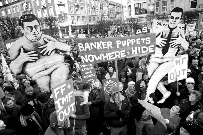 Manifestación en Dublín, Irlanda, el sábado. En las pancartas, alusivas a los gobernantes irlandeses, puede leerse:
“Marionetas de los banqueros, no tenéis dónde esconderos”.  · Foto: Efe, Enda Dorán